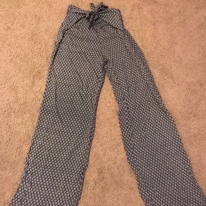 Cotton pants with tie in front.